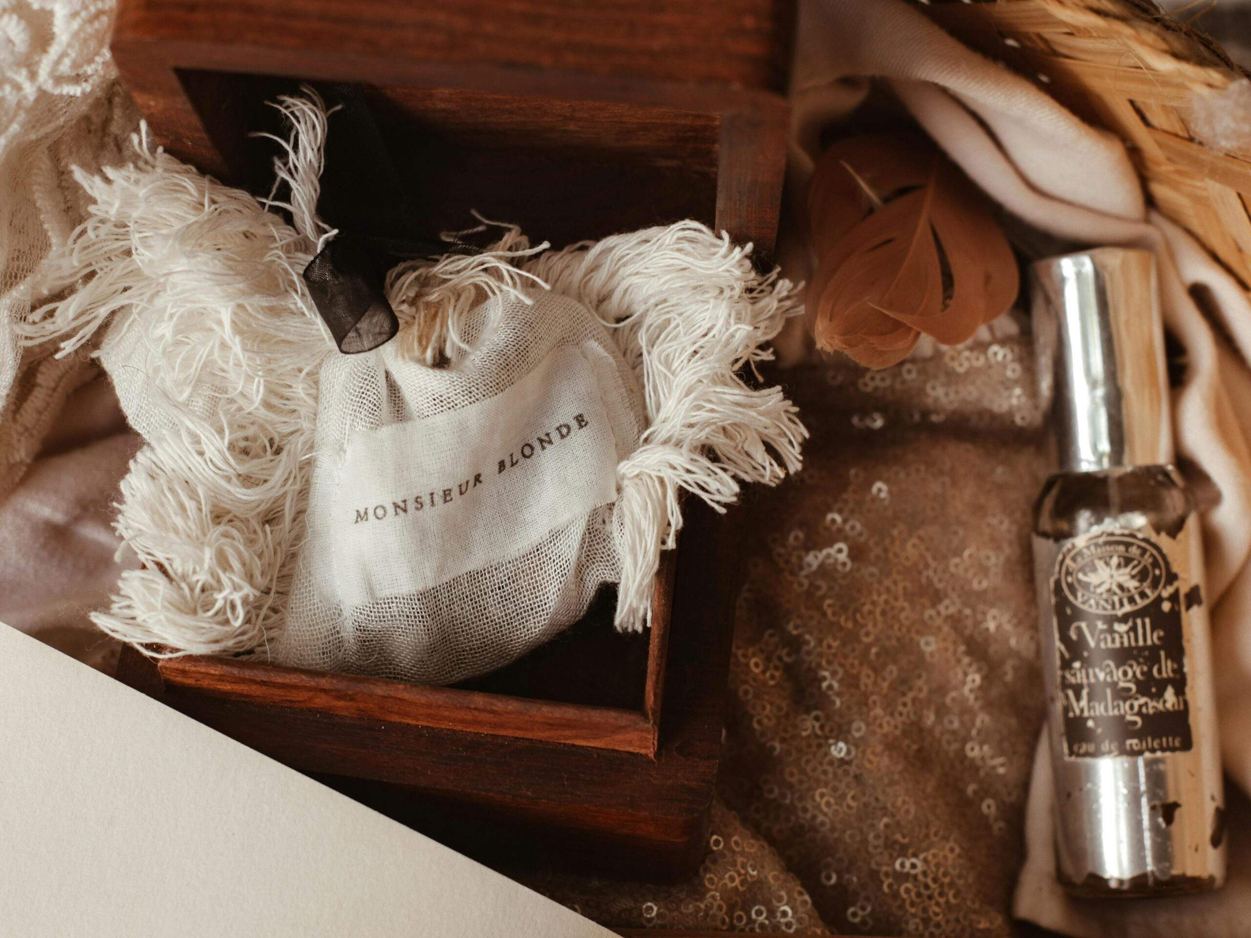 A luxurious vintage gift set featuring a wooden box and elegant perfume bottle, perfect for special occasions.